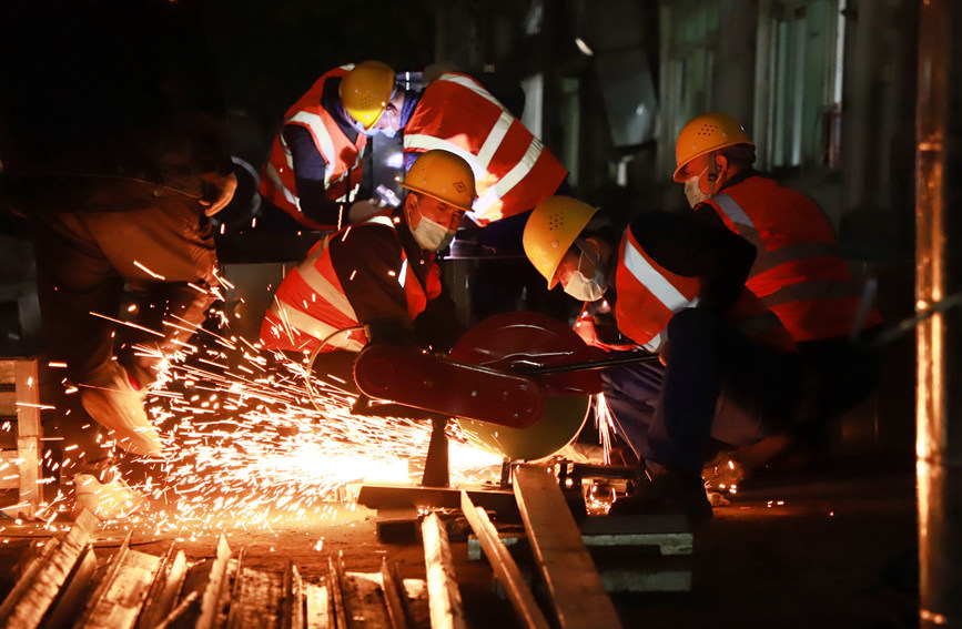 建設(shè)者們爭(zhēng)分奪秒保證進(jìn)度。雷占勝攝