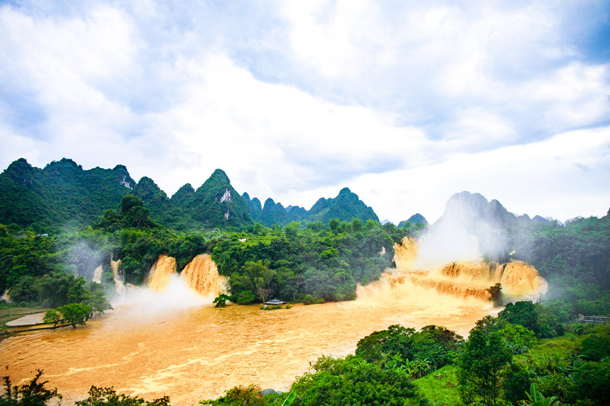 中越德天跨國(guó)瀑布水量暴漲成“黃金瀑布”。楊虎旺攝