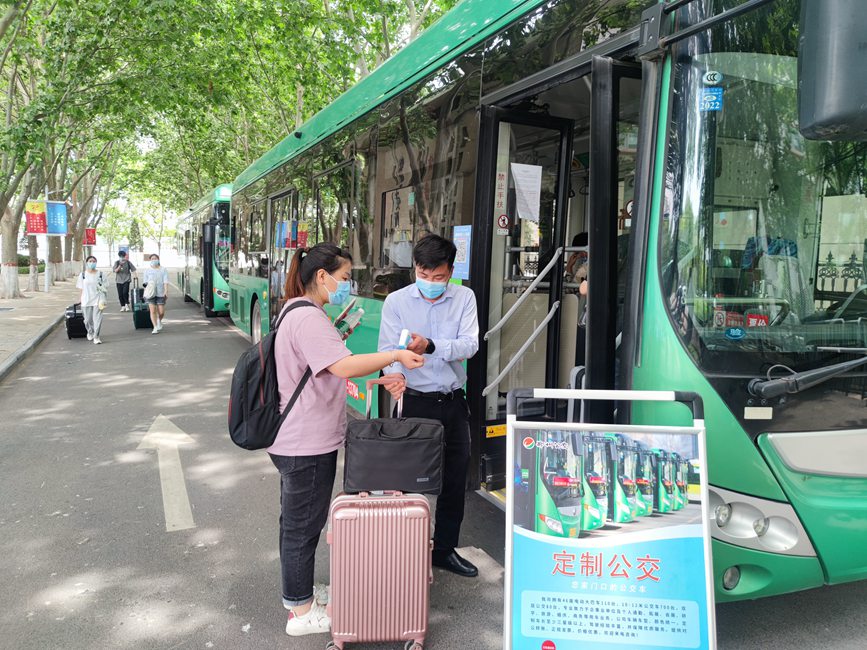 公交車從校園宿舍樓下出發(fā)，直達鄭州火車站和鄭州東站。崔晨攝