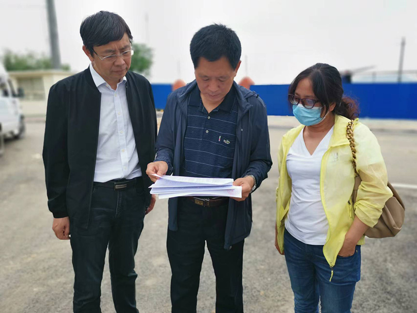 國(guó)情調(diào)查核查組專家對(duì)司家營(yíng)鐵礦生產(chǎn)臺(tái)賬等進(jìn)行檢查。袁海波攝