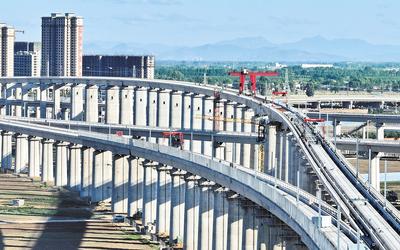 6月7日，工人在唐山市高新技術(shù)開發(fā)區(qū)境內(nèi)的京唐城際鐵路建設(shè)工地施工（無人機(jī)照片）。 新華社記者 楊世堯攝