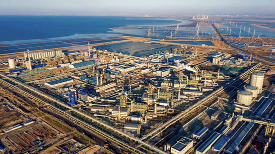 俯瞰豐南區(qū)臨港經(jīng)濟(jì)開發(fā)區(qū)的河北縱橫集團(tuán)豐南鋼鐵有限公司。 李秀清攝