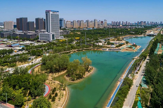 環(huán)城水系中的北湖公園越來(lái)越美。羅大慶攝