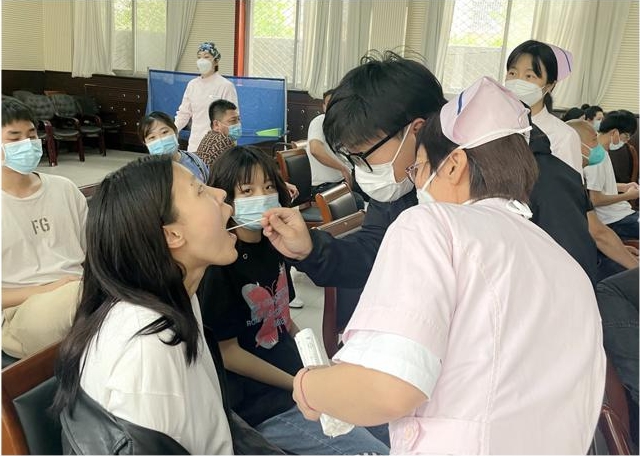醫(yī)院對志愿者進行線下培訓。李艷紅攝