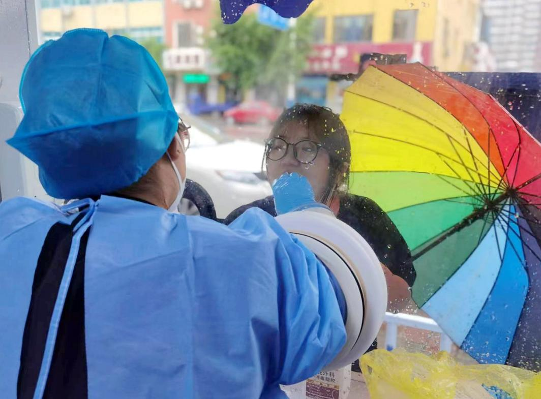 核酸采樣志愿者們上崗。孫金梅攝