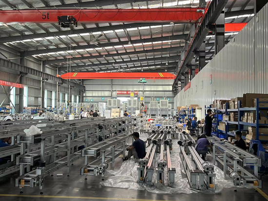 先惠智能裝備生產(chǎn)車(chē)間，工人們?cè)诿χM裝設(shè)備。受訪(fǎng)單位供圖
