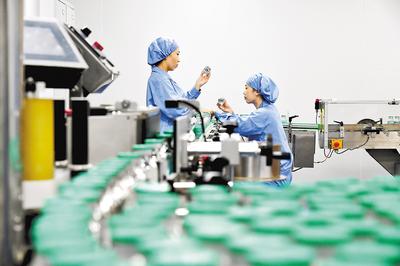 通過(guò)加大創(chuàng)新藥物研發(fā)力度，石藥集團(tuán)實(shí)現(xiàn)了傳統(tǒng)工業(yè)企業(yè)向創(chuàng)新型企業(yè)轉(zhuǎn)型。（本報(bào)資料片）