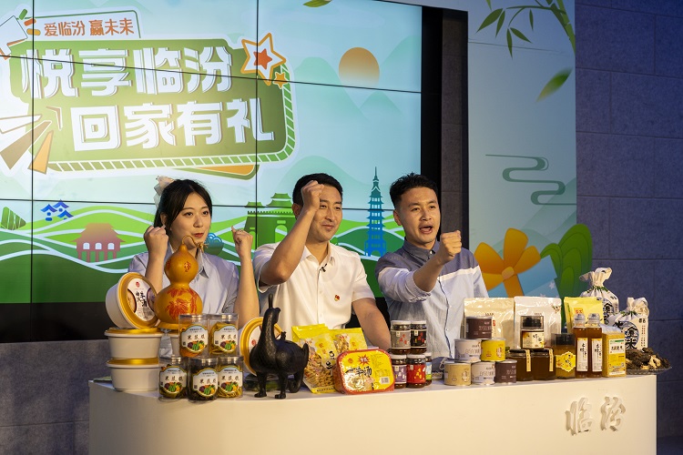 6月3日下午，在臨汾原產(chǎn)地商品體驗(yàn)店，曲沃縣副縣長(zhǎng)樊奇選對(duì)當(dāng)?shù)氐霓r(nóng)特產(chǎn)品、旅游景點(diǎn)進(jìn)行了推介代言。鄭遠(yuǎn)飛攝