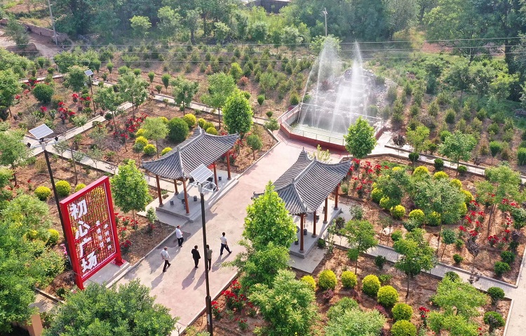 初夏時(shí)節(jié)，襄汾縣鄧莊鎮(zhèn)澗溝村初心廣場(chǎng)內(nèi)一派迷人的鄉(xiāng)村振興新圖景。李現(xiàn)俊攝