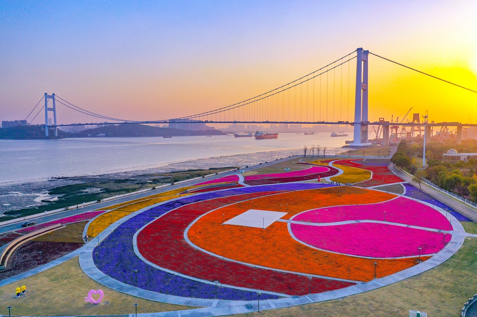 靖江長江畔的音樂花海廣場。盛義攝