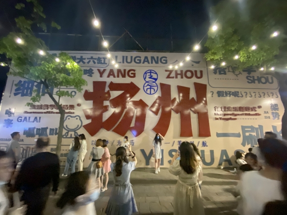 古運(yùn)河畔的皮市街充滿市井氣息。 人民網(wǎng) 張玉峰攝
