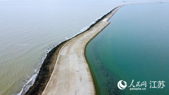 迷人的雙色海。人民網(wǎng)記者 王繼亮攝