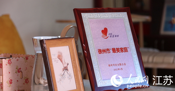 王繼蓮家庭獲得的部分榮譽。人民網(wǎng) 冷金明攝