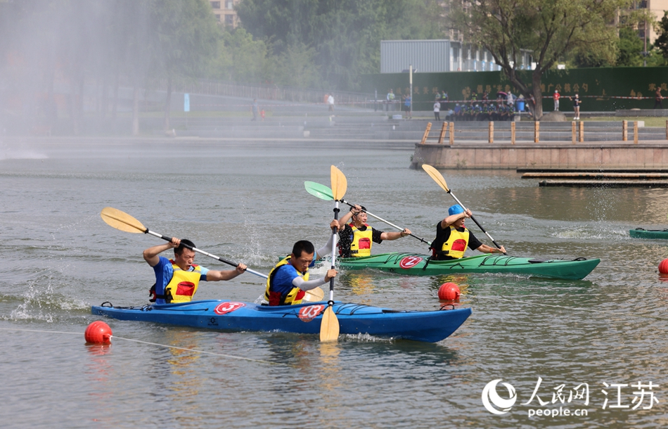 夏日清晨，一艘艘色彩鮮艷的賽艇和槳板在伯瀆河畔穿梭。朱剛?cè)簲z