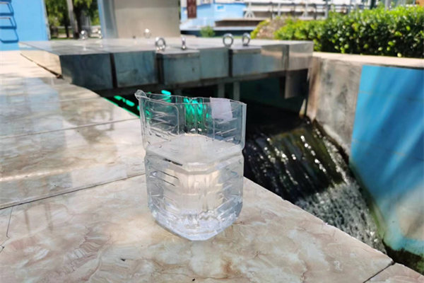 在邯鄲市雞澤縣藍(lán)天污水處理廠，污水經(jīng)過處理后清澈透明。鄭佳欣攝