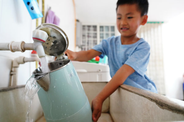 在峰峰礦區(qū)彭城鎮(zhèn)羊角鋪村村民家中，清澈甘甜的飲用水從水管中流出。峰峰礦區(qū)區(qū)委宣傳部供圖