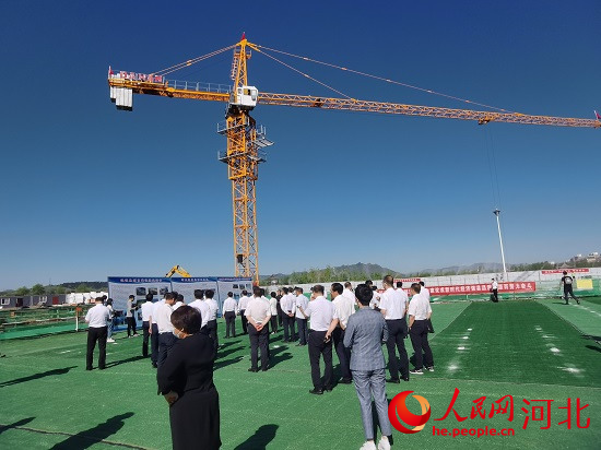 觀摩團走進塔吊林立的項目現(xiàn)場。人民網(wǎng)張繼航攝