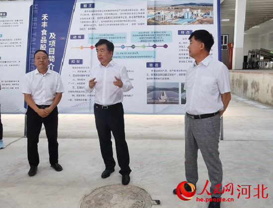 黨曉龍在禾豐項目現(xiàn)場鼓勵大家以商招商。 人民網(wǎng) 張繼航攝