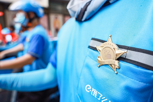 外賣員佩戴城市檢“茬”官徽章。盛義攝