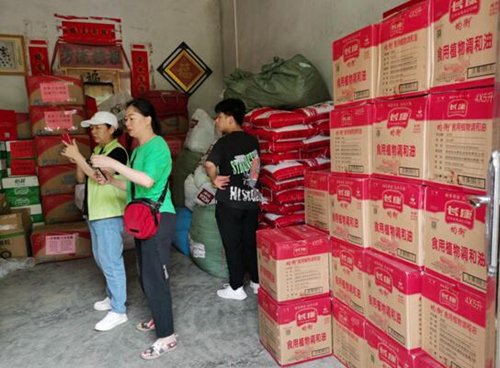 湖南省永州市江華瑤族自治縣越野e族江華中隊17輛越野車，滿載著永州市星望混凝土有限公司捐贈的7萬元物資送達(dá)江華瑤族自治縣蔚竹口鄉(xiāng)磨刀村。受訪單位供圖
