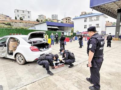圖為民警對(duì)重點(diǎn)車輛是否攜帶毒品進(jìn)行檢查。省禁毒委供圖