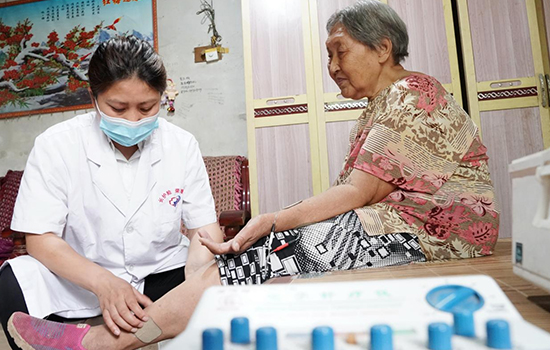 護(hù)理團(tuán)隊(duì)醫(yī)生為老人進(jìn)行低頻功能康復(fù)。陳佳兵攝