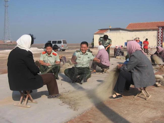 宋萬民幫助漁民修補(bǔ)漁網(wǎng)。 濱州市公安局海岸警察支隊(duì)岔尖派出所供圖