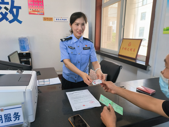 張靜正在為群眾辦理業(yè)務(wù)。 趙凱攝