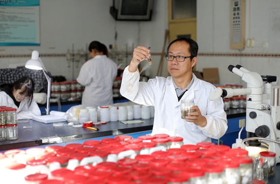 武大勇在實驗室開展檢驗工作。 受訪者供圖