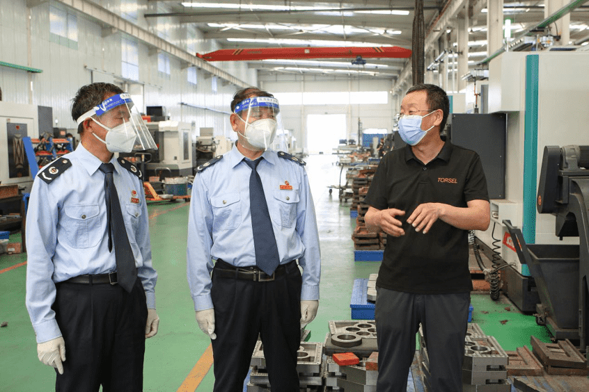 河北豐南區(qū)稅務(wù)局工作人員就組合式稅費(fèi)支持政策落實(shí)情況走訪轄區(qū)納稅人。 王娜攝