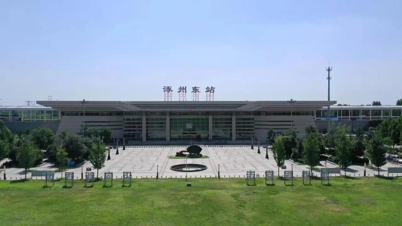 通勤專(zhuān)列高鐵始發(fā)站涿州東站。 熊華明、王聚言攝