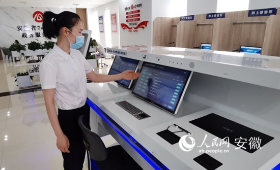 工作人員介紹自助系統(tǒng)的功能和使用方法。人民網(wǎng) 胡雨松攝