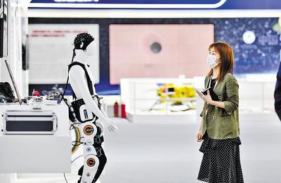 近日，第六屆世界智能大會在天津開幕，圖為參會嘉賓參觀天津制造業(yè)立市展。 新華社記者 趙子碩攝