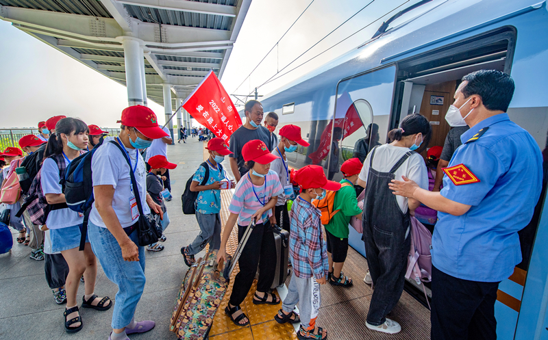 乘高鐵出發(fā)。