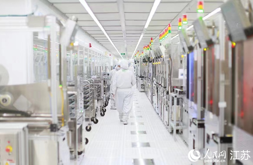 在希捷國際科技（無錫）有限公司生產(chǎn)車間，技術(shù)人員正在巡查作業(yè)。新吳區(qū)委宣傳部供圖