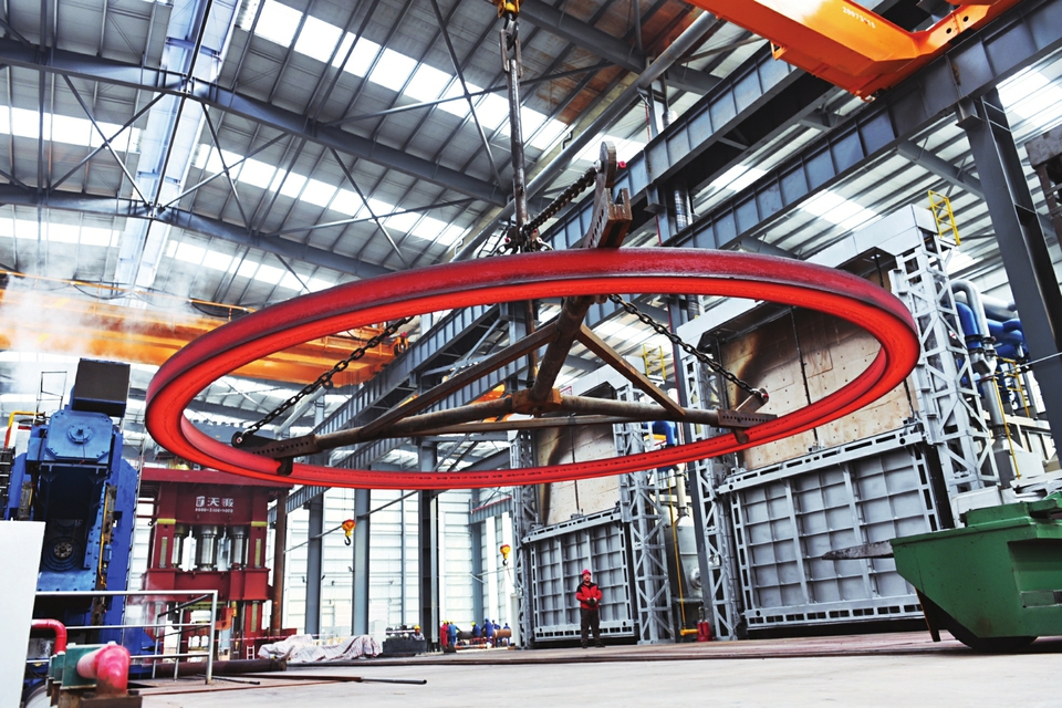 定襄縣作為太忻一體化經(jīng)濟區(qū)建設(shè)的12個先行啟動區(qū)之一，借助發(fā)展機遇，全力延長產(chǎn)業(yè)鏈條、補齊產(chǎn)業(yè)短板、培育優(yōu)質(zhì)市場主體、拓寬應(yīng)用領(lǐng)域，進軍高精尖應(yīng)用行業(yè)。 記者孫榮祥攝