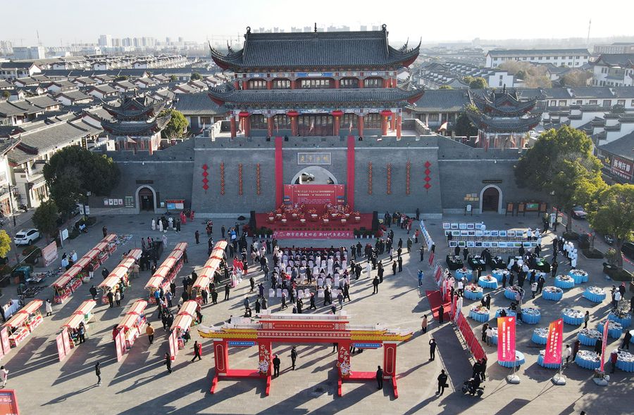 城門掛春聯(lián)，金湖沖刺“開門紅”。陳義寶攝