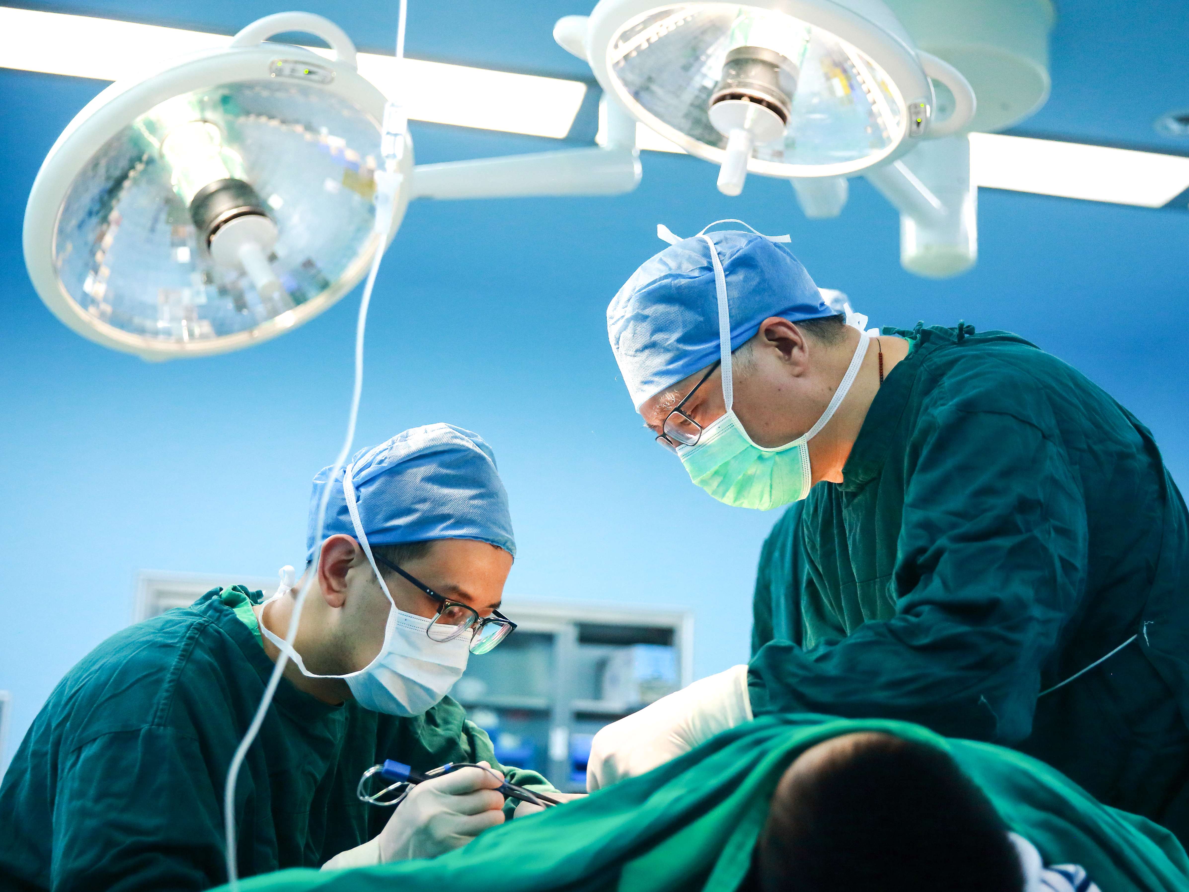 江南大學(xué)附屬醫(yī)院燒創(chuàng)傷診療中心主任呂國忠工作現(xiàn)場。受訪者供圖