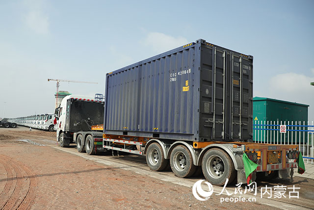 新能源重卡采用集裝箱運輸。人民網(wǎng)記者 趙夢月攝