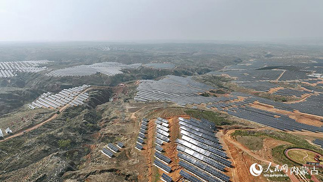 伊金霍洛旗天驕綠能50萬千瓦采煤沉陷區(qū)生態(tài)治理光伏發(fā)電示范項目。人民網(wǎng) 孟佳澍攝