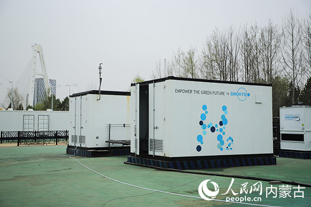 鄂爾多斯碳中和研究院內(nèi)的制氫設(shè)備。人民網(wǎng)記者 趙夢月攝