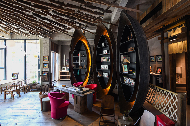 漁船、船槳……花田·僑鄉(xiāng)里的裝飾材料，多是從當(dāng)?shù)靥詠淼呐f物。 吳芳攝