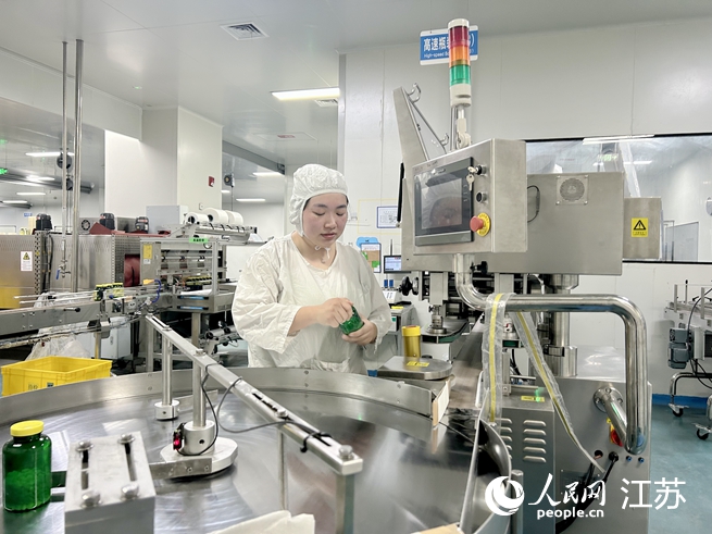 工作人員在操作檢測(cè)儀器。人民網(wǎng) 王丹丹攝