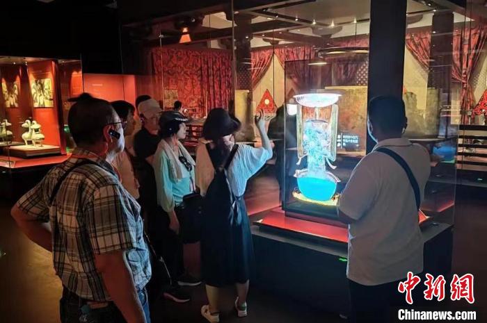 圖為臺灣新北市永和區(qū)里長聯(lián)誼會江西參訪團一行在南昌漢代?；韬顕z址博物館內(nèi)參觀展出的珍貴文物?！●樞↓?攝