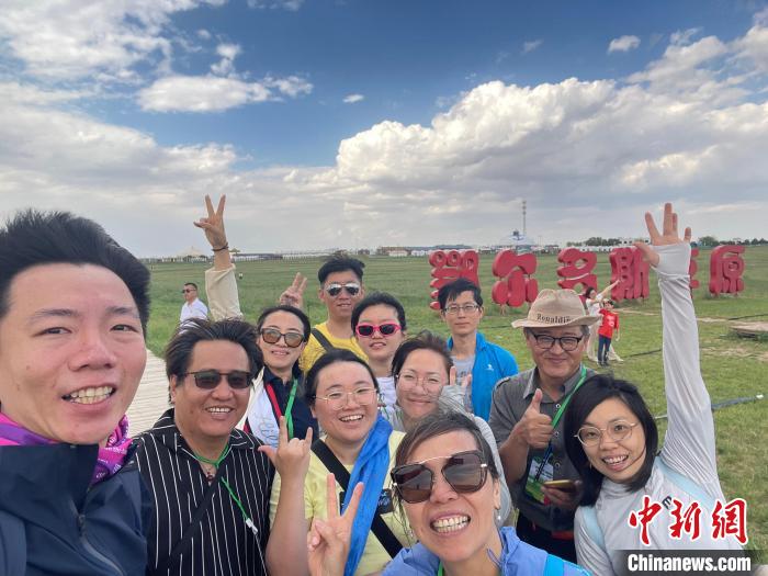 圖為臺胞在鄂爾多斯草原合影。　葉冠賢 攝