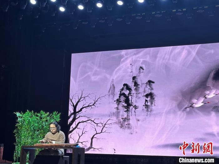 閩派古琴名家陳志強(qiáng)演奏一曲《流水》?！堺惥?攝