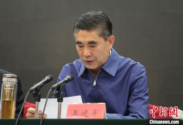 圖為青海省委書(shū)記王建軍出席會(huì)議并作講話(huà)。　張?zhí)砀?攝