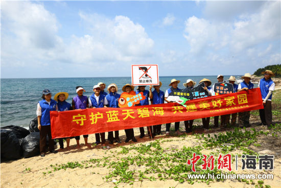 環(huán)保志愿者呼吁停止隨地扔垃圾、破壞環(huán)境等不文明行為。