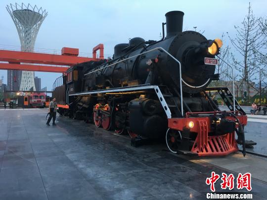 公園內(nèi)保留布置了蒸汽時(shí)代火車頭。　高紅超 攝