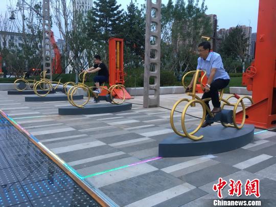 市民使用公園內(nèi)的健身設(shè)施?！「呒t超 攝